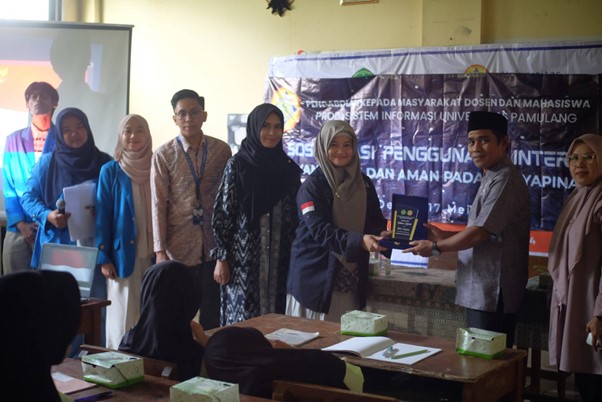 Penyerahan plakat dari perwakilan dosen kepada kepala sekolah Mts Yapina